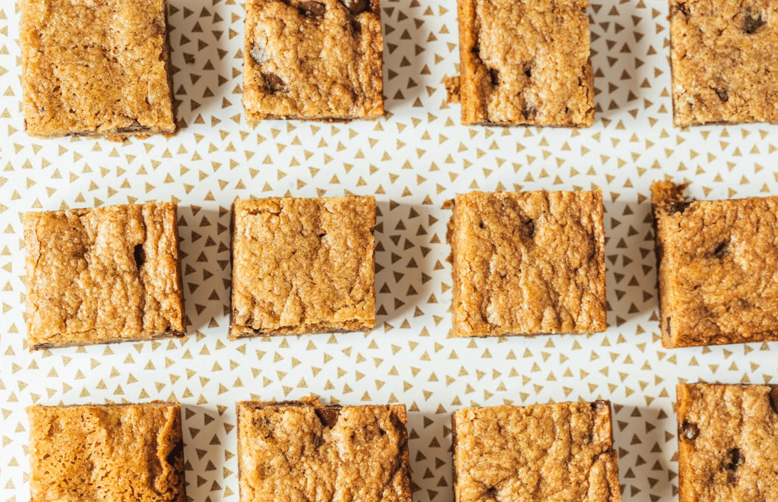 LEAN AND GREEN CINNAMON BUN BLONDIES